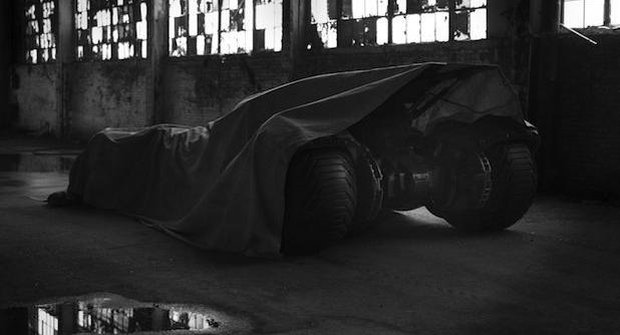 Batman přeřadil: Režisér Snyder dráždí fotkou nového Batmobilu