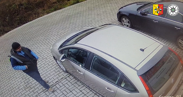 Muž ukradl z auta koženkový batoh. Ženě tak způsobil škodu za více než patnáct tisíc korun
