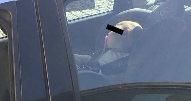 Chlapce (2) v Třebíči nechal rodič v autě a šel nakupovat: Dítě vytáhli na poslední chvíli (ilustrační foto)