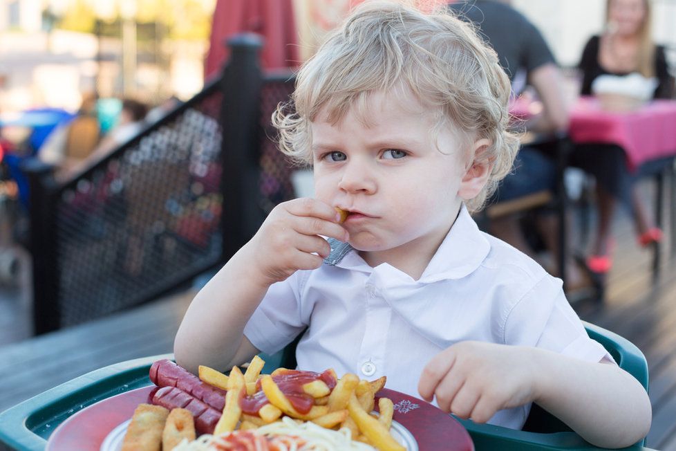 Návyk na nezdravé konzumování sacharidů může vzniknout už v dětství.