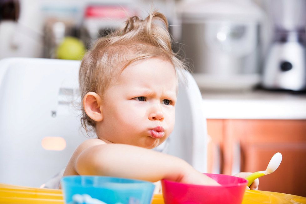 Spousta českých rodin volí studenou večeři anebo fast foody, aby si ulehčila práci. Děti poté neumí použít příbor a jí jídlo rukama.