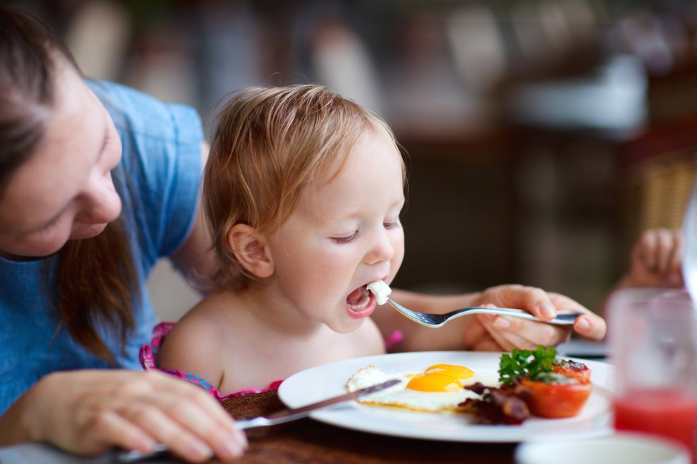 Spousta českých rodin volí studenou večeři anebo fast foody, aby si ulehčila práci. Děti poté neumí použít příbor a jí jídlo rukama.