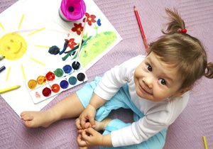 Až dítě trochu povyroste, pozorujte jej při malování. Pastelka, kterou bere do ruky nejčastěji, by se měla stát základem barevné palety v jeho pokojíčku. Pak se v něm bude cítit opravdu dobře.