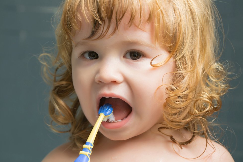 Návyk čištění zubů je nutý už v nízkém věku.