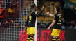 Michy Batshuayi a Raphael Guerreiro slaví třetí, vítěznou branku Dortmundu