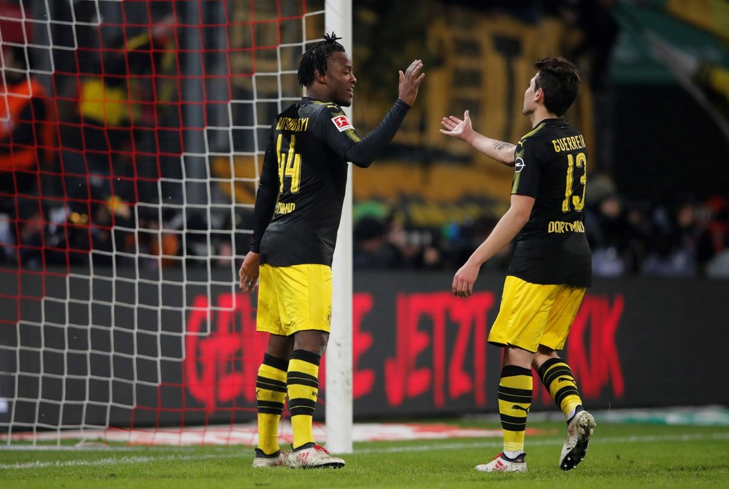 Michy Batshuayi a Raphael Guerreiro slaví třetí, vítěznou branku Dortmundu