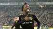 Michy Batshuayi slaví svou druhou trefu v zápase proti Kolínu nad Rýnem