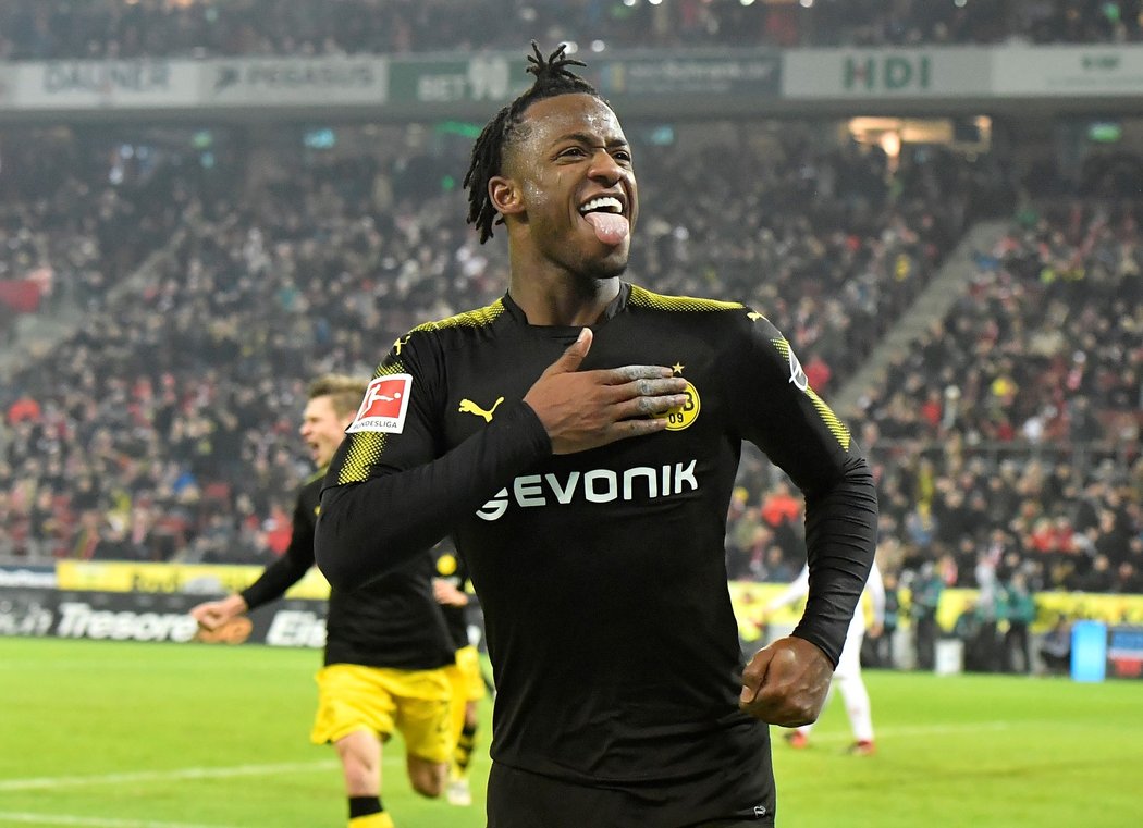 Michy Batshuayi slaví svou druhou trefu v zápase proti Kolínu nad Rýnem