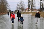 Zamrzlá hladina Baťova kanálu láká bruslaře.