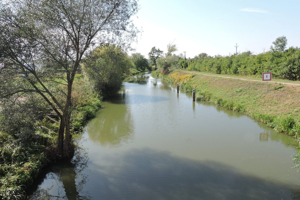 Bez lodí. Některé úseky Baťova kanálu jsou od pondělí 4. září pro plavbu uzavřeny. Povodí Moravy z nich začalo vypouštět vodu.