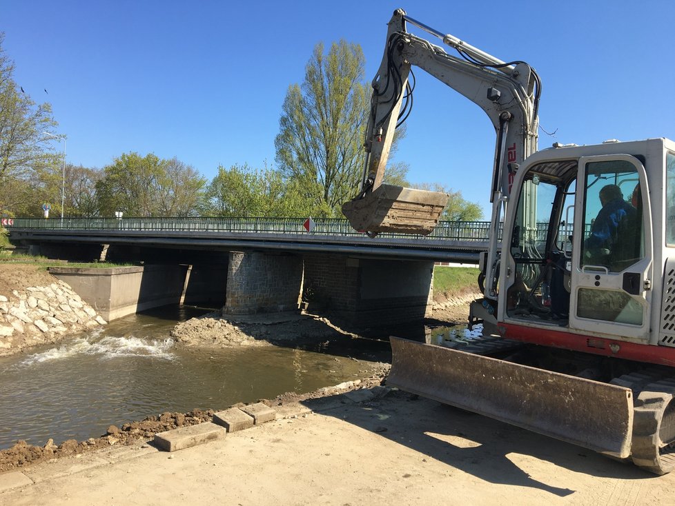 Baťův kanál ve Veselí nad Moravou po loňské rekonstrukci koryta opět napouštět v úterý 21. dubna 2020.