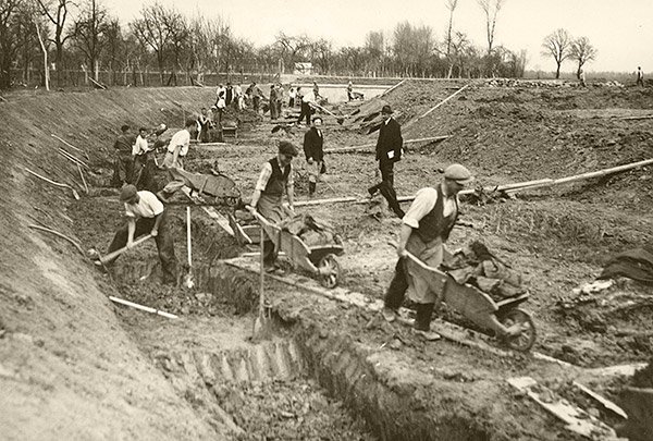 Stavba Baťova kanálu v roce 1938 u Spytihněvi.