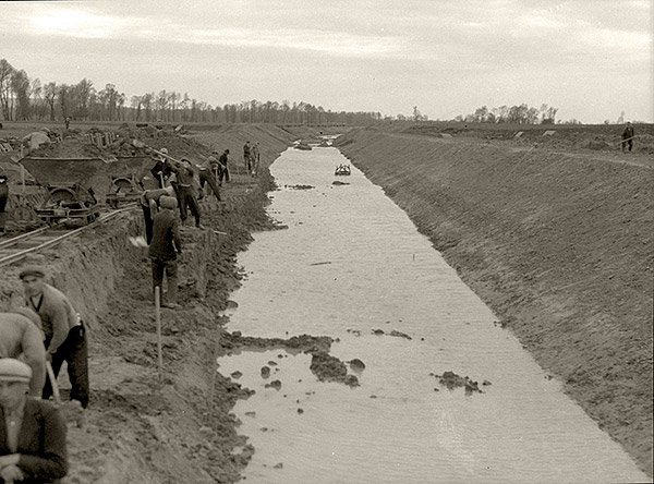 Stavba Baťova kanálu v roce 1938.