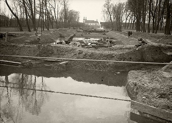 Stavba kanálu ve Strážnici v roce 1936, vodní cesta protíná zámecký park.
