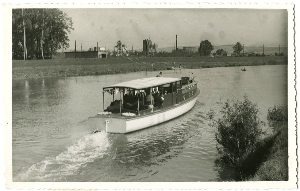 Turistické lodě u sudoměřického výklopníku v roce 1939.