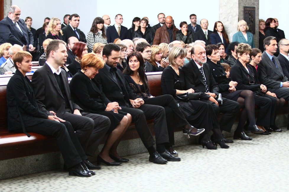 Rodina Antonína Baudyše sedí kolem Zuzany Baudyšové (po její levé ruce syn Antonín, napravo Jan), která neudržela svůj smutek a propukla v pláč. Jen o tři místa dál sedí Baudyšová druhá žena Pavla
