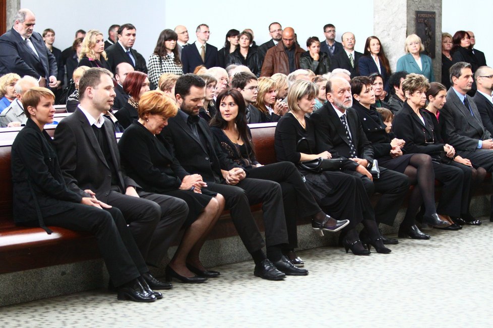 Rodina Antonína Baudyše sedí kolem Zuzany Baudyšové (po její levé ruce syn Antonín, napravo Jan), která neudržela svůj smutek a propukla v pláč. Jen o tři místa dál sedí Baudyšova druhá žena Pavla.