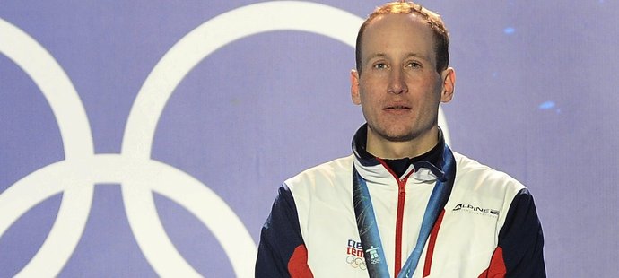 Běžec na lyžích Lukáš Bauer s medailí