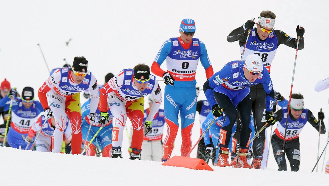 Lukáš Bauer v popředí při skiatlonu na MS ve Val di Fiemme