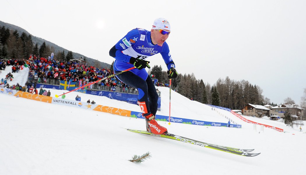 Lukáš Bauer dojíždí na stadion v závodě ve skiatlonu na MS ve Val di Fiemme