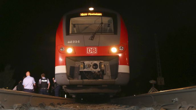 Nejméně patnáct lidí zranil sekáním sekerou sedmnáctiletý afgánský uprchlík ve vlaku v Bavorsku v noci na úterý.