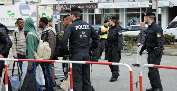 Bavorští policisté čekají nápor migrantů přes Šumavu. Čeští kolegové to popírají