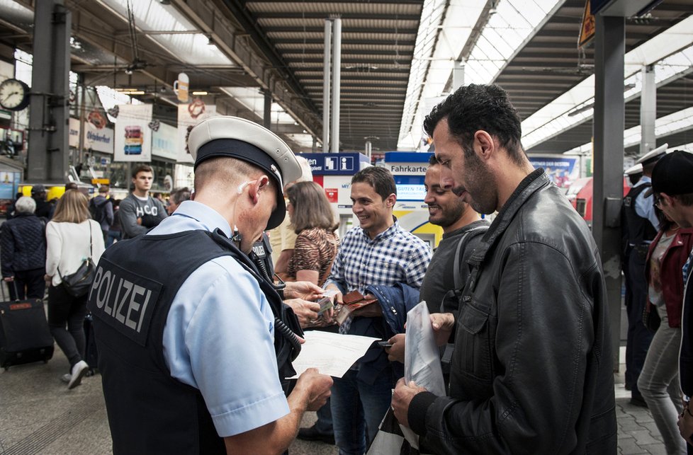 Bavorská policie pořádá hon na imigranty: Chce je jako kolegy ve svých řadách.