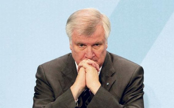 Předseda bavorské Křesťanskosociální unie (CSU) Horst Seehofer odejde podle magazínu Die Zeit z čela strany.