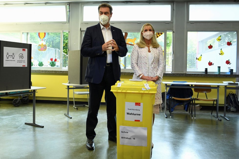 Volby v Německu: bavorský premiér Markus Söder v Norimberku se ženou Karin (26.9.2021)