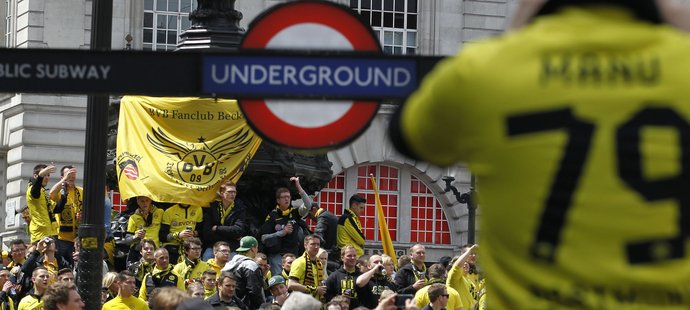 Fanoušci Dortmundu obsadili také metro a po celou dobu jsou hluční. Jedou jeden chorál za druhým!