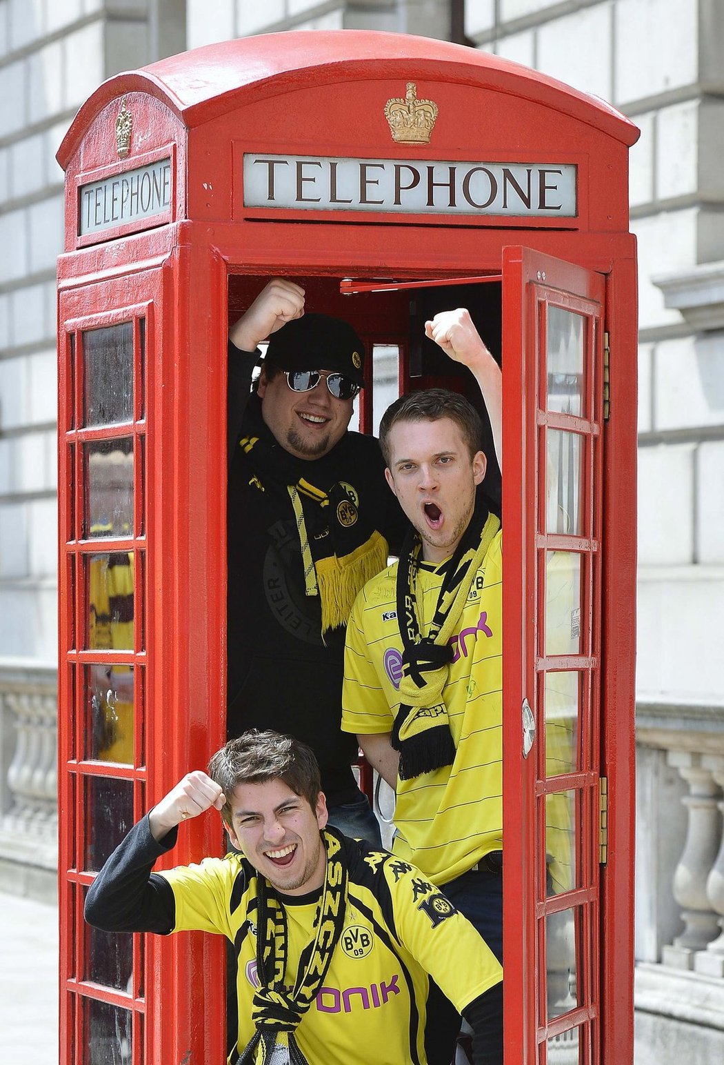 Hádejte, kolik fanoušků Dortmundu se vejde do jedné červené londýnské telefonní budky?