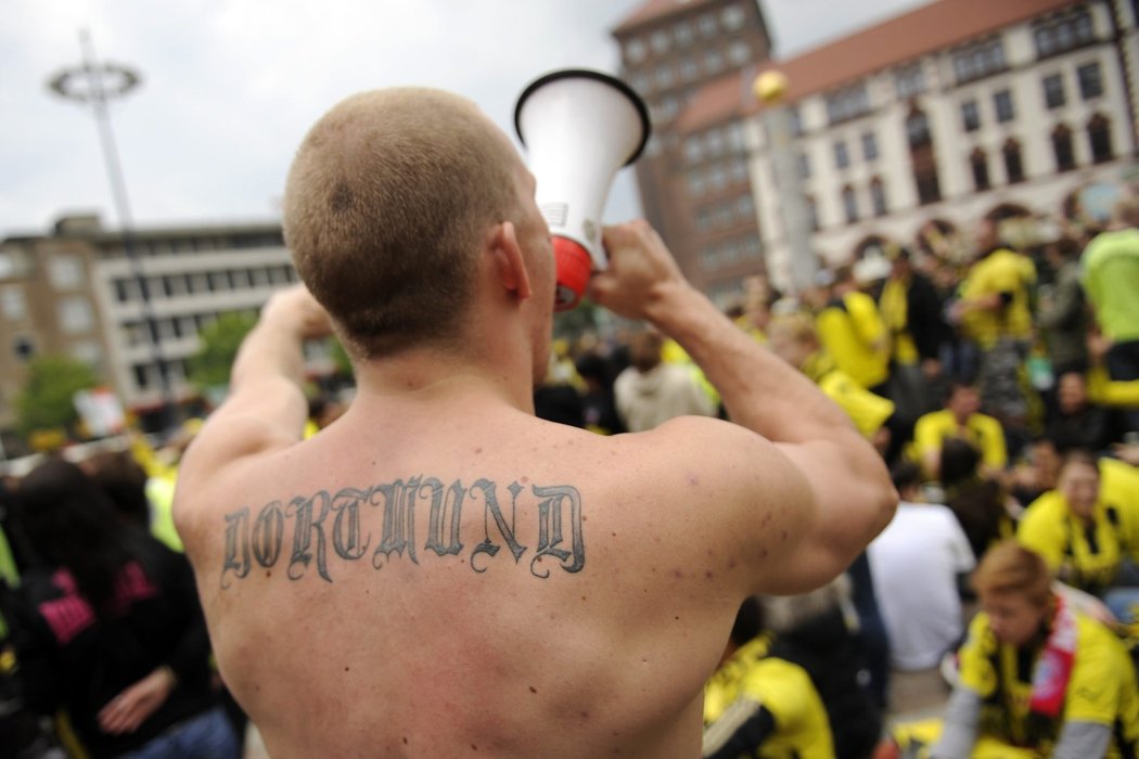 Vůdce fanoušků Borussie Dortmund už diriguje ostatní. A jsou slyšet na míle daleko!