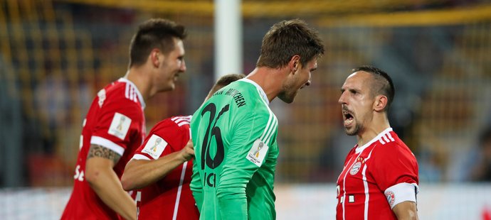 Brankář Bayernu Sven Ulreich vychytal proti Dortmundu dvě penalty a mohl slavit