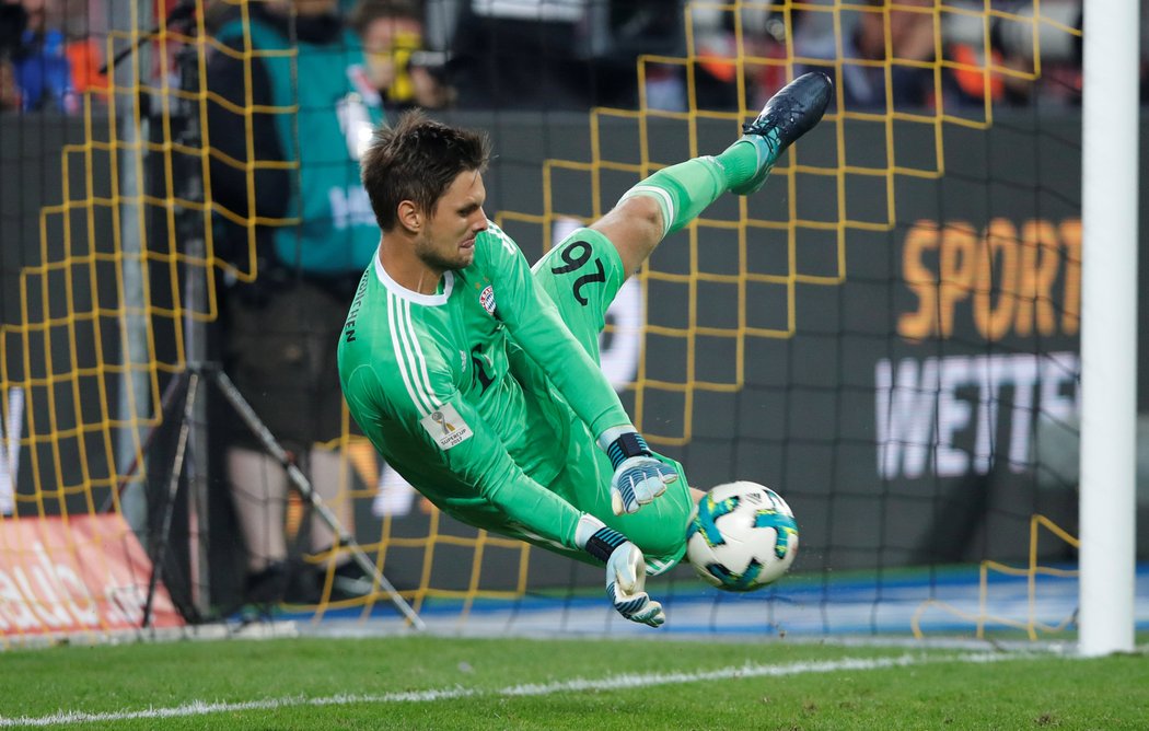 Brankář Bayernu Sven Ulreich vychytal proti Dortmundu dvě penalty a mohl slavit