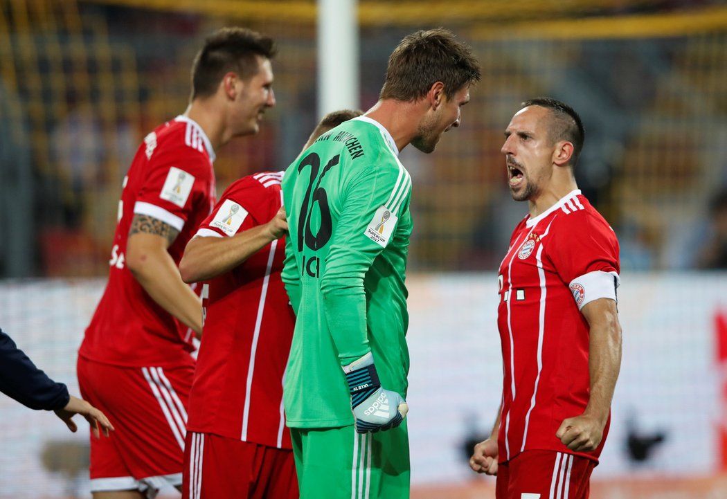 Brankář Bayernu Sven Ulreich vychytal proti Dortmundu dvě penalty a mohl slavit