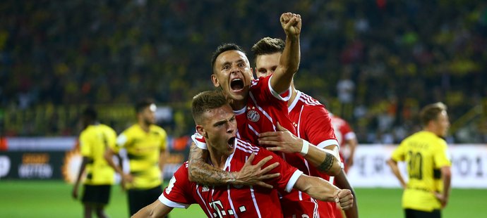 Fotbalisté Bayernu Mnichov slaví pozdní vyrovnání proti Dortmundu