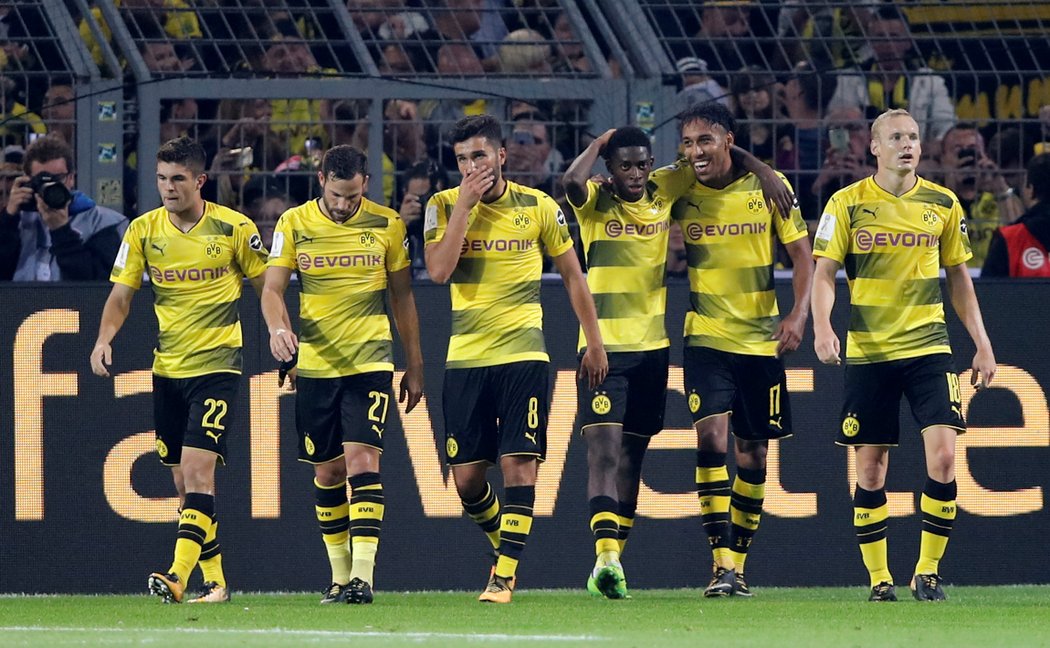 Fotbalisté Dortmundu slaví gól do sítě Bayernu