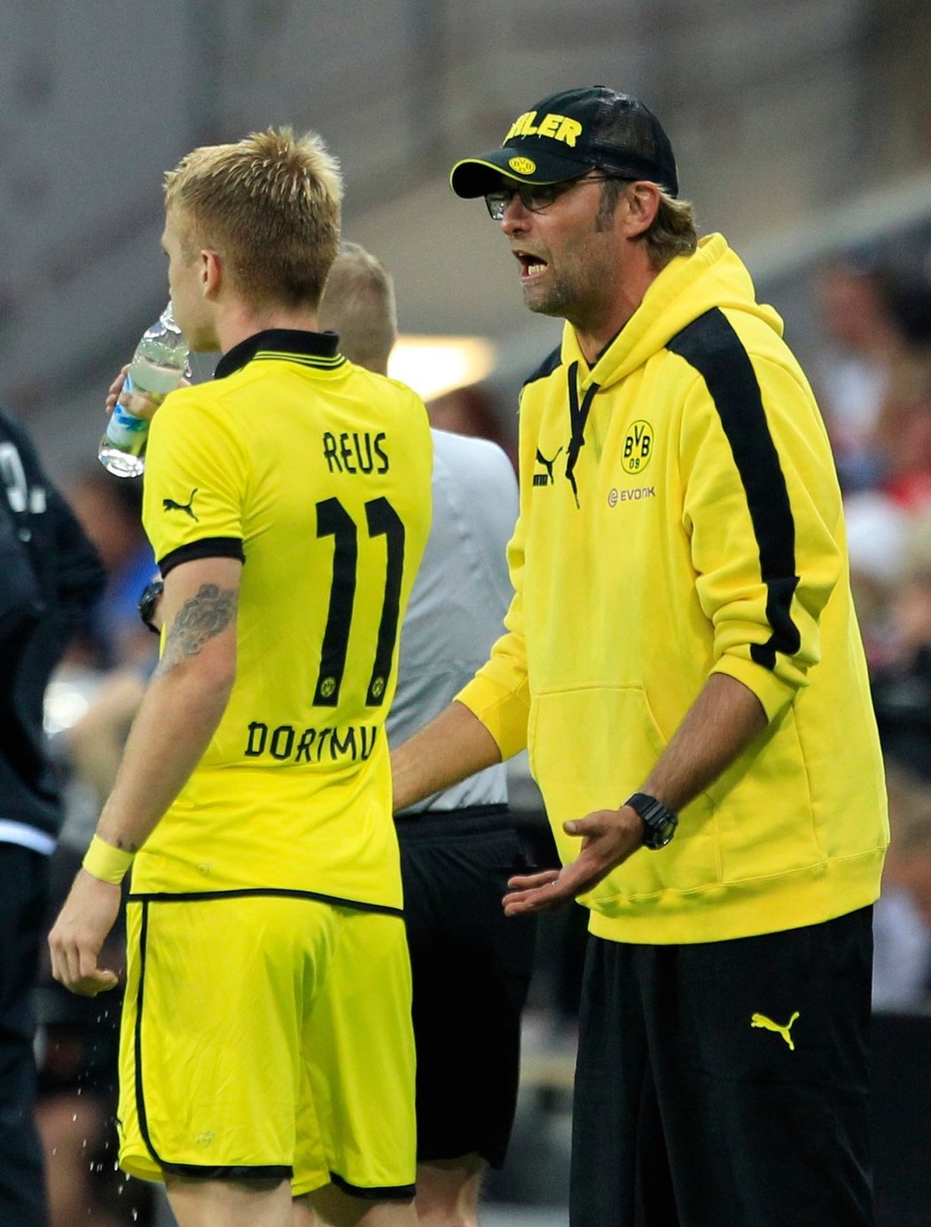 Trenér Dortmundu Jürgen Klopp udílí pokyny Reusovi.