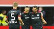 Fotbalisté Leverkusenu se radují z branky do sítě Lipska