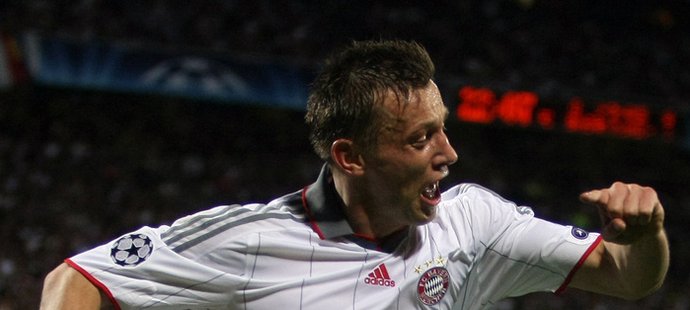 Ivica Olič oslavuje gól do sítě Lyonu.