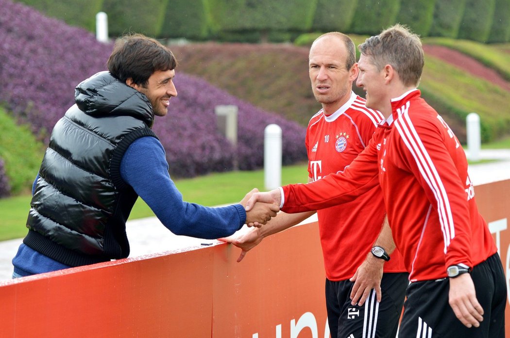 Arjena Robbena a Bastiana Schweinsteigera přišel pozdravit legendární útočník Realu Madrid Raúl.