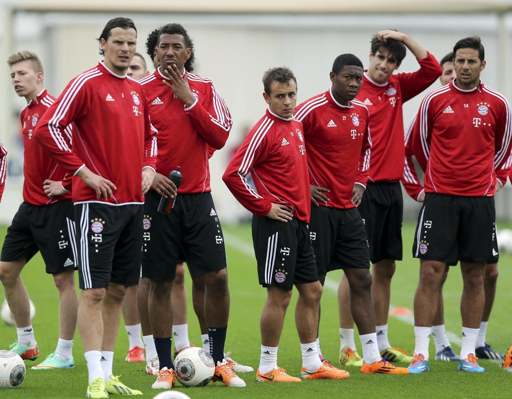 Hráči Bayernu čekají na trenéra Josepa Guardiolu a jeho pokyny.