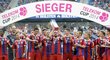 Radující se fotbalisté Bayernu s první trofejí v letošní sezoně. Ovládli přípravný turnaj Telekom Cup.