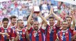 Radující se fotbalisté Bayernu s první trofejí v letošní sezoně. Ovládli přípravný turnaj Telekom Cup.