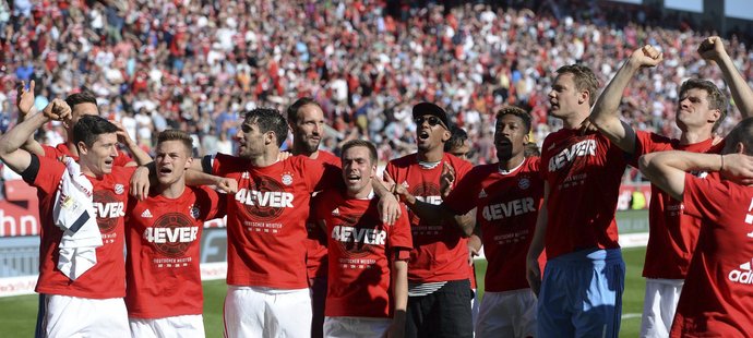 Fotbalisté Bayernu Mnichov slaví zisk čtvrtého bundesligového titulu v řadě