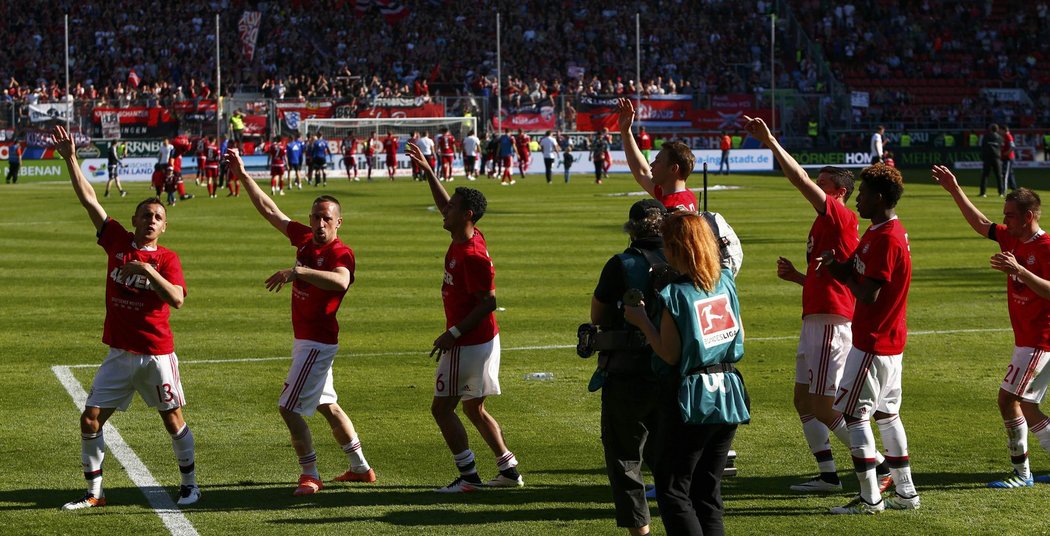 Fotbalisté Bayernu Mnichov slaví zisk čtvrtého bundesligového titulu v řadě