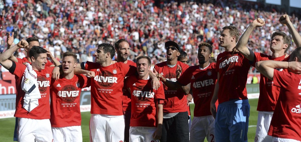 Fotbalisté Bayernu Mnichov slaví zisk čtvrtého bundesligového titulu v řadě