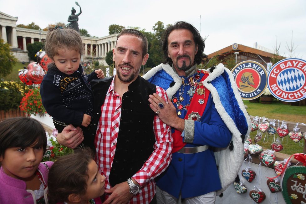 Franck Ribéry se svými dětmi a hercem, který představoval bavorského králo Ludvíka II.