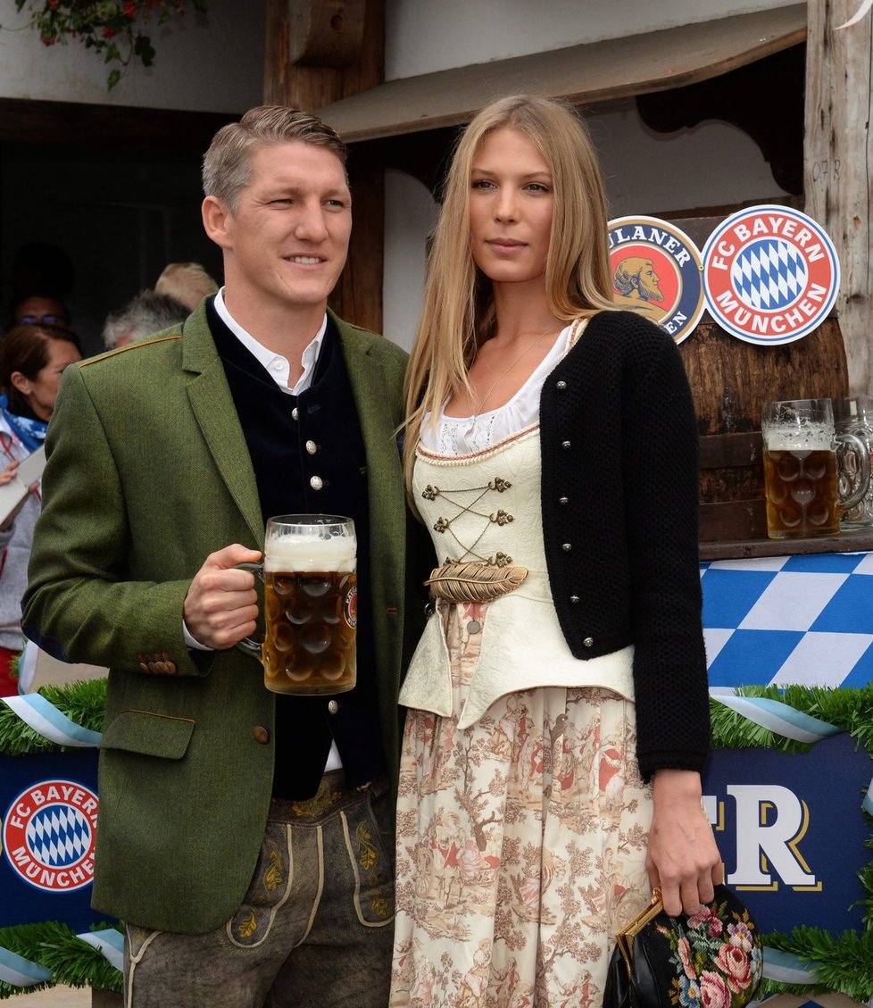 Bastian Schweinsteiger: vpravé ruce tuplák piva, vlevé ruce krásná přítelkyně Sarah.
