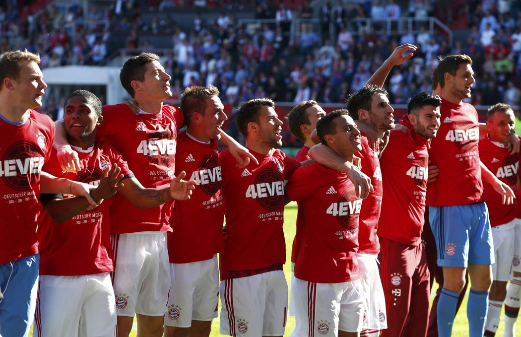 Fotbalisté Bayernu Mnichov slaví čtvrtý bundesligový titul v řadě